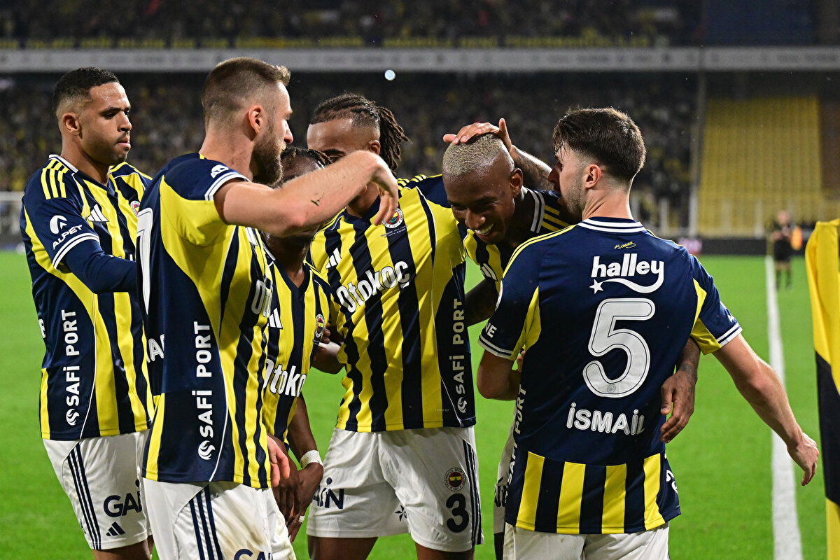 SZYMANSKI SKORU BELİRLEDİ<br>Öne geçtikten sonra rahatlayan Fenerbahçe, 90+2'de Szymanski'nin attığı kafa golüyle sahadan 2-0 galip ayrıldı. 