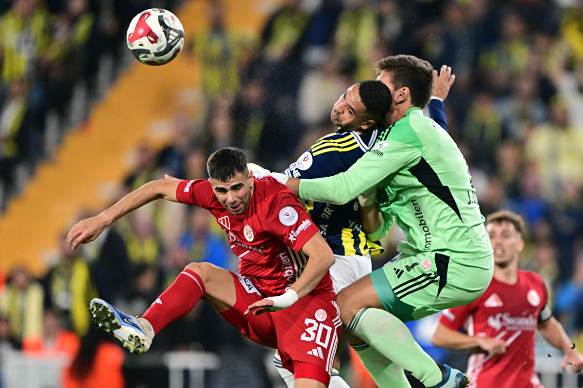 Ancak bazı futbolseverler faulün dışarıda olduğunu ifade etti. Spor yazarları Ahmet Çakar ve Erman Toroğlu, penaltı kararı için çok çarpıcı ifadeler kullandı. 