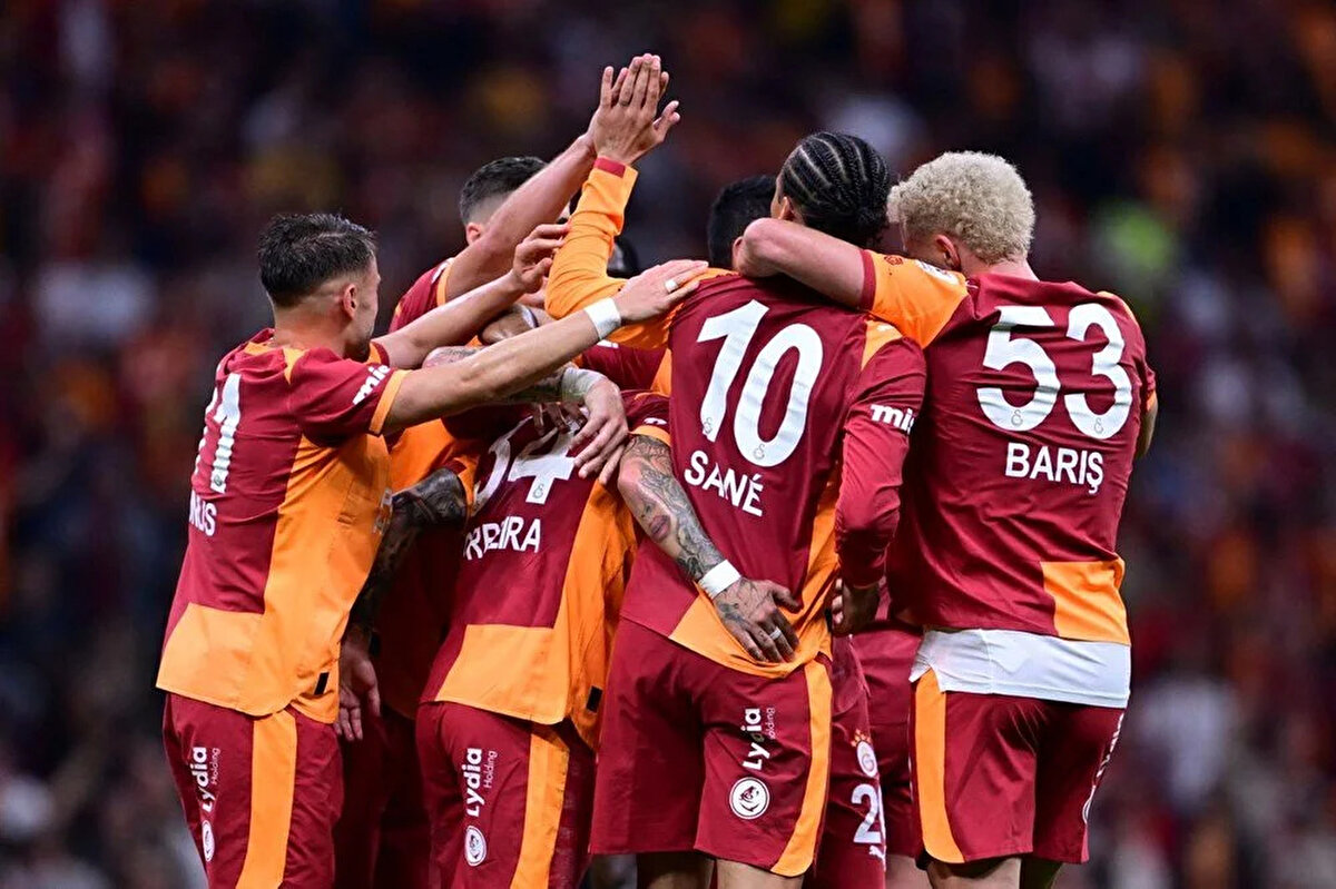 Galatasaray Liverpool maçı hangi kanalda yayınlanacak?<br><br>Futbolseverlerin merakla beklediği Galatasaray - Liverpool maçı TRT 1 ekranlarından naklen yayınlanacak. Mücadele şifresiz olarak izlenebilecek.