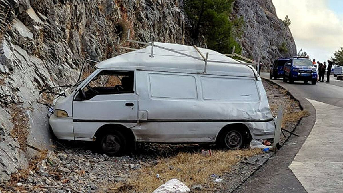 Kaza saat 17.00 sıralarında Akseki- Manavgat yolunun Kale mevkisi yakınlarında meydana geldi. Hakan Bekar yönetimindeki 07 F 5441 plakalı minibüs ile Rıdvan Cengiz İlçin (66) idaresindeki 23 HD 270 plakalı yolcu otobüsü çarpıştı.