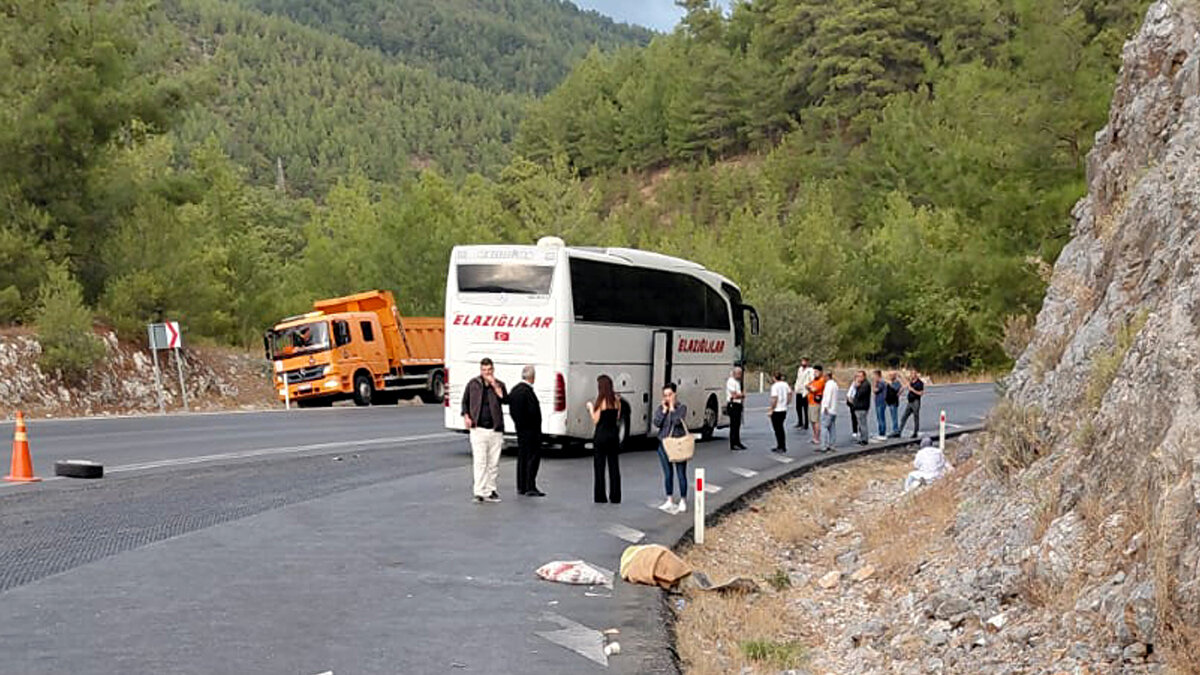 Antalya'nın Akseki ilçesinde minibüsle yolcu otobüsünün çarpıştığı kazada Hakan Bekar (47) hayatını kaybetti, bir kişi yaralandı.