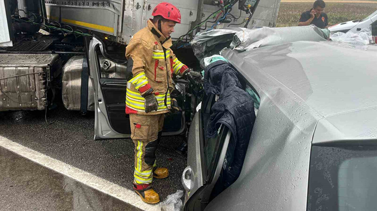 Çarpmanın etkisiyle karşı şeride geçen tır da M.Ş.’nin kullandığı araca ve diğer 2 araca çarptı. 5 aracın karıştığı kazada sürücü M.Ş. olay yerinde hayatını kaybederken, aynı araçta bulunan F.Ş. ve diğer aracın sürücüsü Y.F. yaralandı. Yaralılar, olay yerine gelen sağlık ekiplerince yapılan ilk müdahalenin ardından hastanelere kaldırıldı.<br>Kazayla ilgili soruşturma sürüyor.