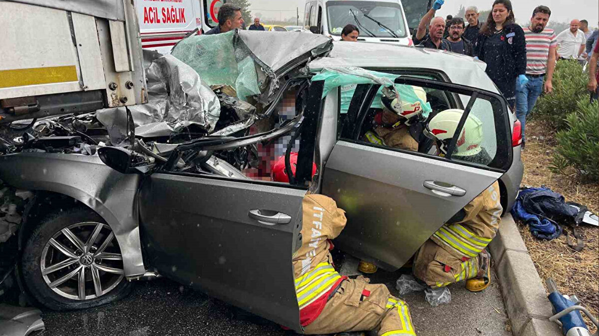 Kaza, saat 15.00 sıralarında Selimşahlar Mahallesi’nde İzmir-İstanbul karayolunda meydana geldi. Edinilen bilgiye göre, Y.G. yönetimindeki otomobil, sürücüsünün direksiyon hakimiyetini kaybetmesi sonucu karşı şeride geçerek Ö.Y. yönetimindeki tıra arkadan çarptı. 