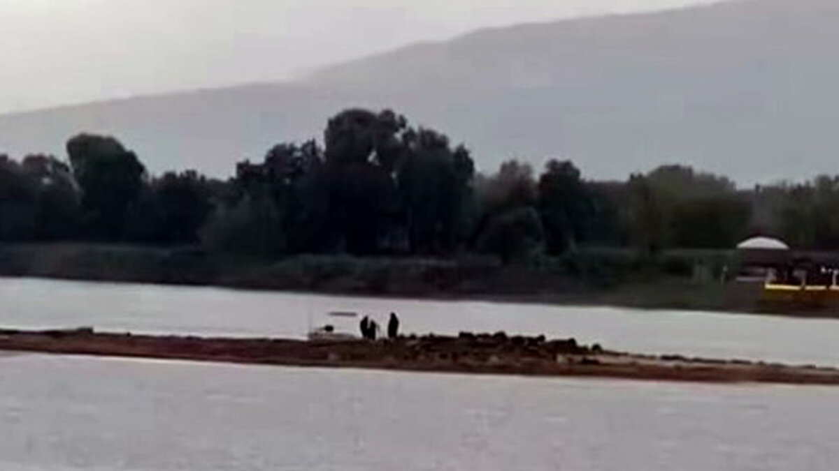 Ancak bu kez yapının üzerinde farklı görüntüler kaydedildi. Ellerinde kazma ve küreklerle bölgeye geldiği değerlendirilen ve merak uyandıran 3 kişi cep telefonu kamerası ile görüntülendi.