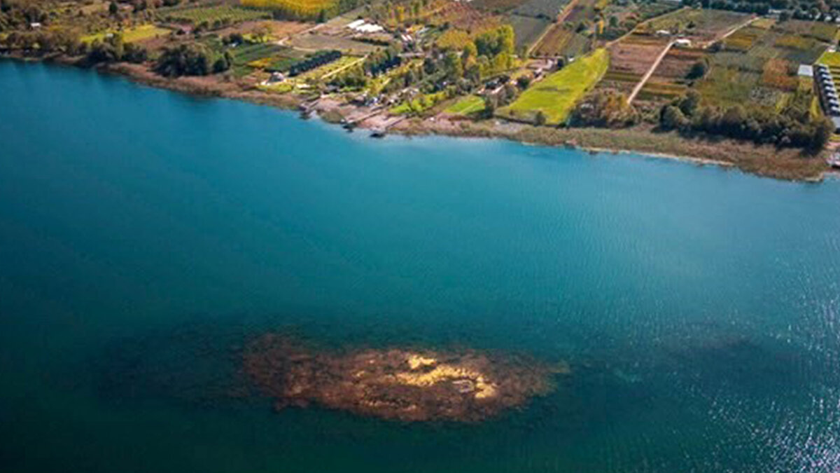 Ellerinde kazma ve küreklerle bölgeye giden 3 kişi ise merak uyandırdı.
