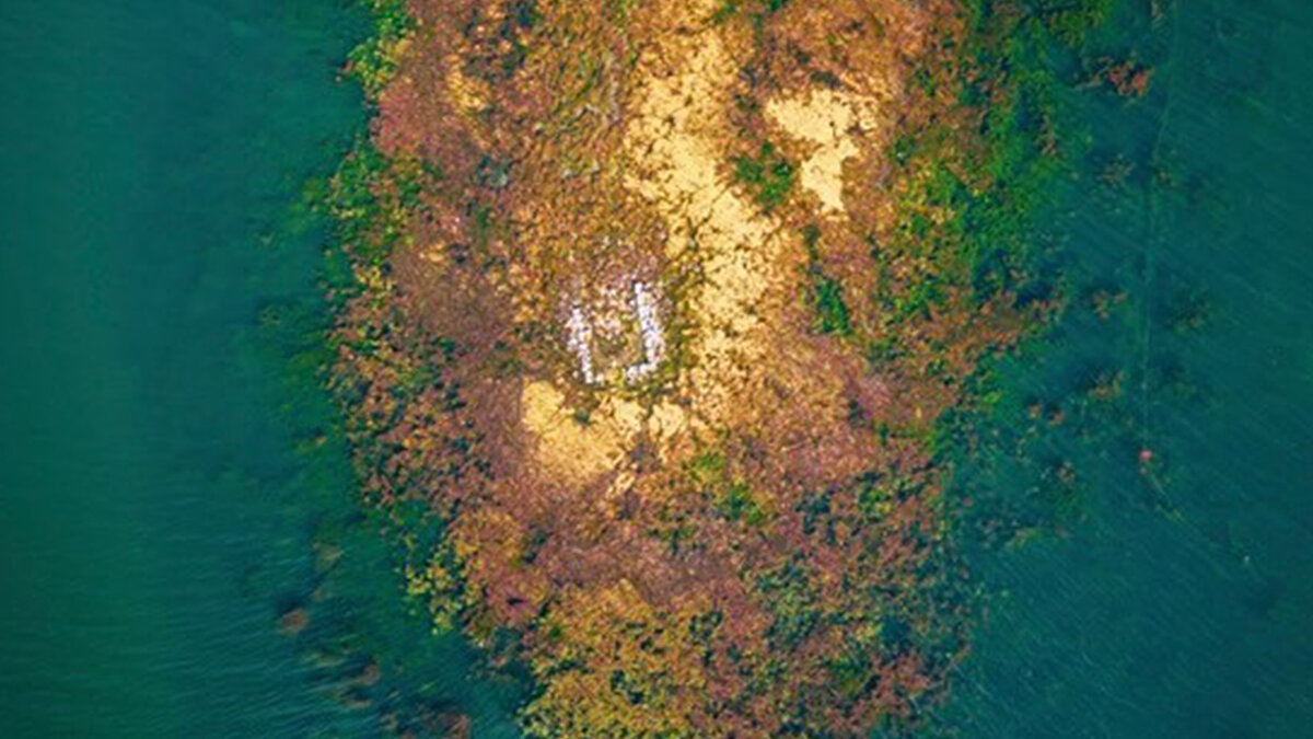 Sakarya ve Kocaeli’de milyonlarca kişinin içme suyu ihtiyacını karşılayan ve kuraklık sebebiyle son yılların en düşük seviyesine ulaşan Sapanca Gölü’nde tarihi taş kalıntılar tekrar ortaya çıktı. 