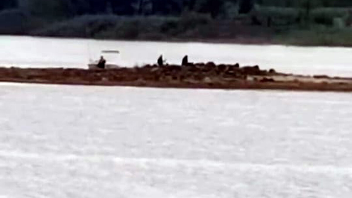 Kot seviyesi 29,13’e kadar düşen ve tehlike çanlarının çaldığı gölde geçtiğimiz sene ortaya çıkan taş yapı, suyun çekilmesi ile birlikte tekrar gün yüzüne çıktı. 