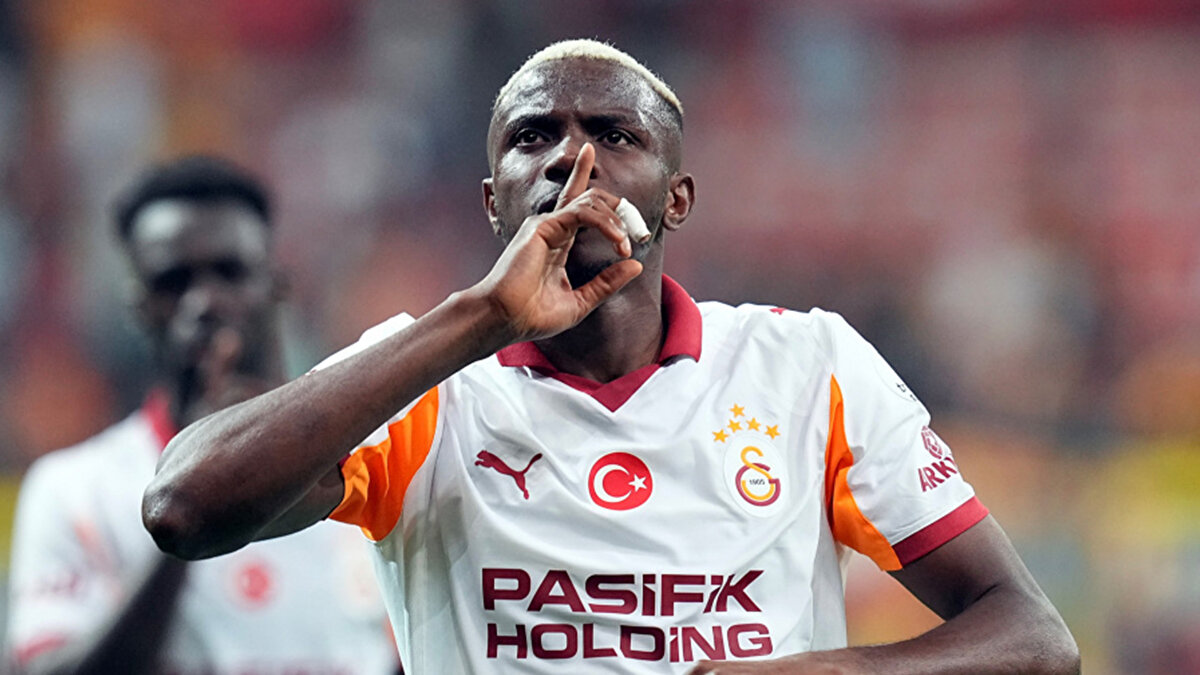 “Solo Il Gala” adıyla satışa çıkarılan paket, Osimhen’in maskesi, atkısı ve formasından oluştu.