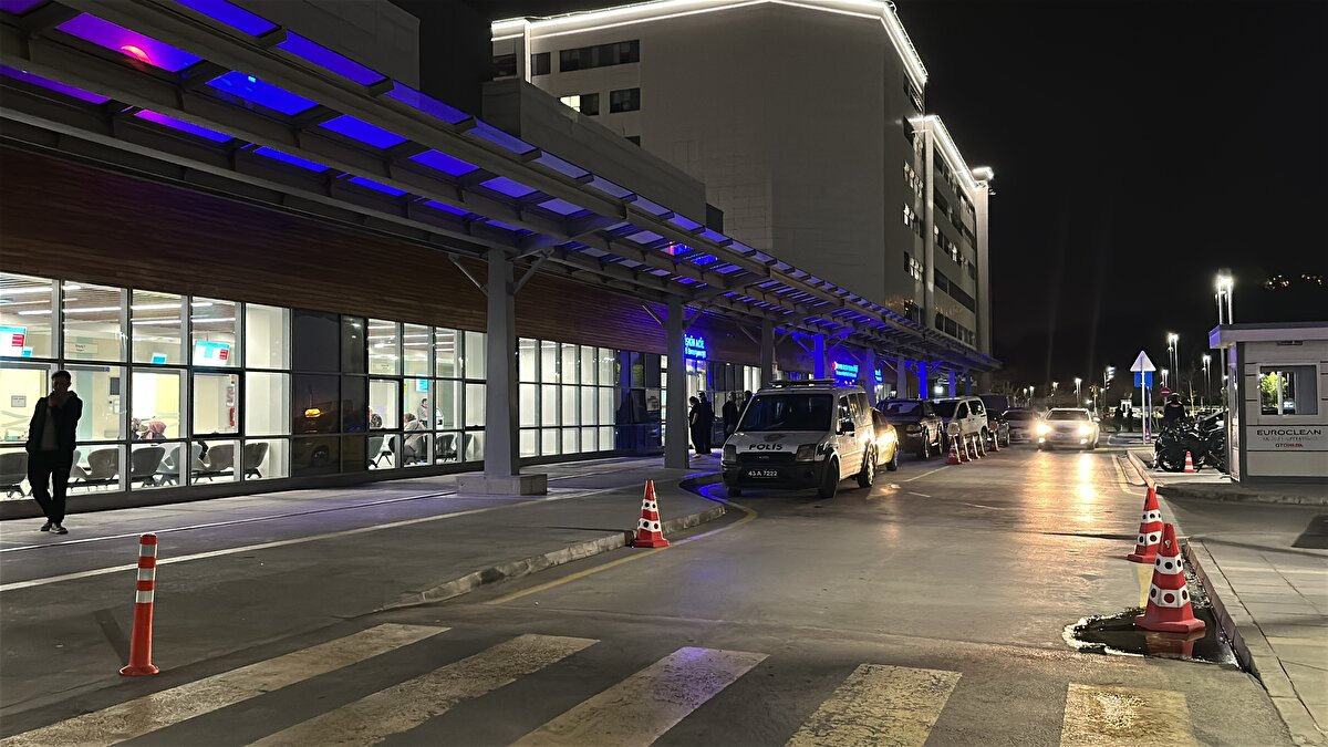 Akşam saatlerinde Kütahya'da düğün yemeğinden yiyen 11’i çocuk 15 kişi, gıda zehirlenmesi şüphesiyle hastaneye kaldırıldı. Soruşturma kapsamında düğün salonu görevlisi 3 kişi polis merkezine götürüldü.