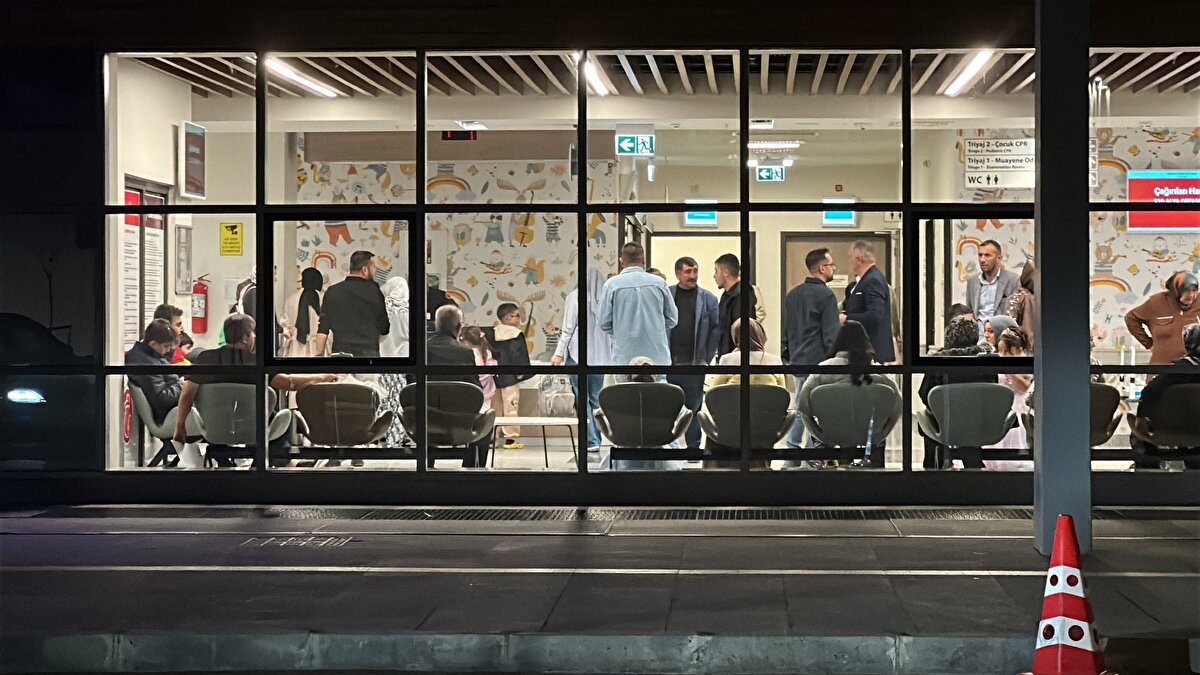 11’i çocuk 15 kişi, Kütahya Şehir Hastanesine başvurdu. Gıda zehirlenmesi şüphesiyle tedaviye alınan davetlilerin sağlık durumunun iyi olduğu belirtildi. 