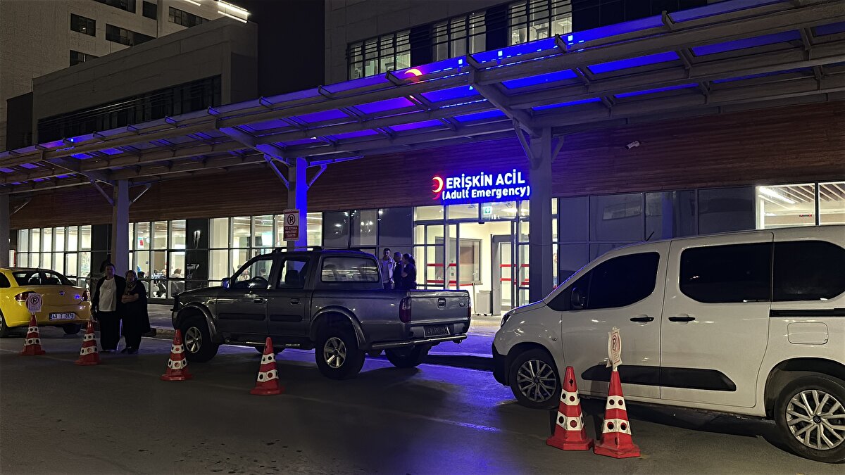 İl Tarım ve Orman Müdürlüğü ekiplerince yemekten numune alınırken, polis ekipleri aynı işletmeden 3 kişiyi ifadesi alınmak üzere Şehit Mehmet Kartal Polis Merkezi Amirliği’ne götürdü. Kütahya Cumhuriyet Başsavcılığı’nın başlattığı soruşturma sürüyor.