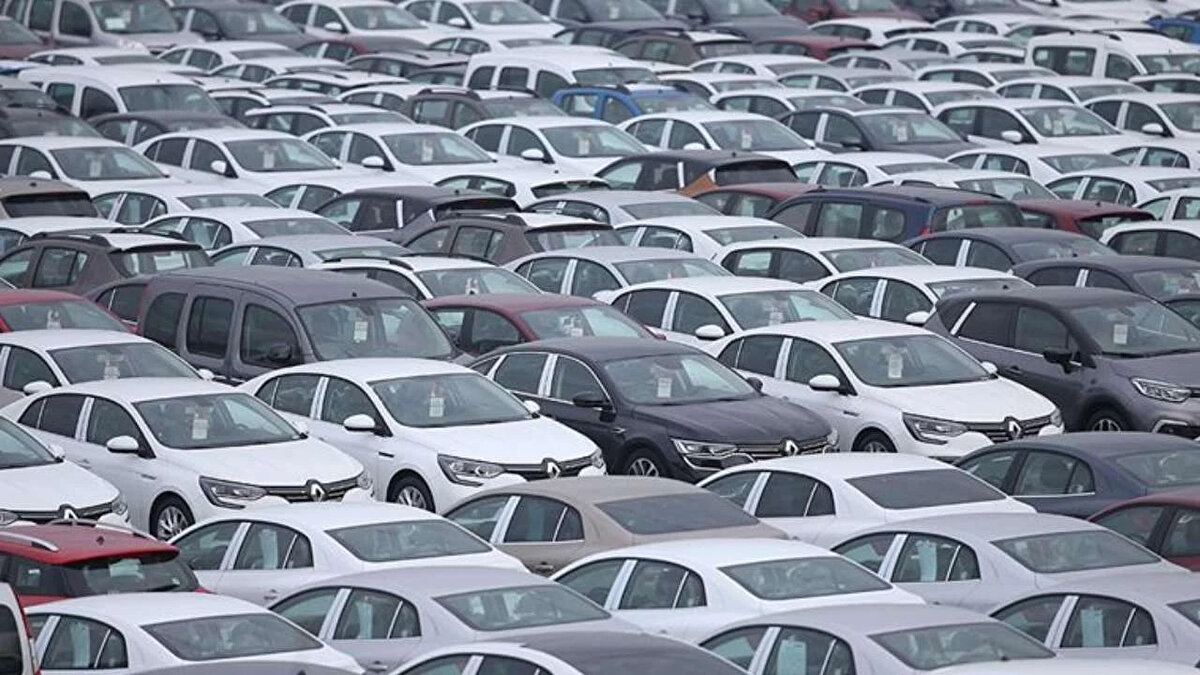 Türkiye’de otomobil fiyatları döviz kurları, vergi düzenlemeleri ve küresel ekonomik gelişmelerden doğrudan etkileniyor. Bu nedenle her ay güncellenen fiyat listeleri hem sıfır hem de ikinci el araç almak isteyenler tarafından yakından takip ediliyor. Eylül 2025’te de birçok modelde artış görülürken, bazı markalar fiyatlarını sabit tutma kararı aldı. Sektörde yaşanan bu durağanlık, hem tüketiciler hem de yatırım amacıyla araç almayı düşünenler için merak konusu oldu. Peki, Eylül ayında fiyatı değişmeyen otomobiller hangileri?