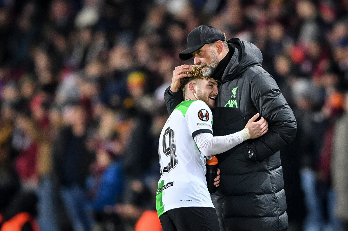 "ARTIK TEKNİK DİREKTÖR DEĞİLİM" <br><br>"Liverpool'un performansından çok memnundum. Bazı maçları izledim. Ama ‘Oh, bugün Cumartesi!’ diye bir şey yoktu. Maçların ne zaman başladığını bilmiyordum. Dışarıdaydım. Spor yapıyordum. Hayatın tadını çıkarıyorduk, torunlarla vakit geçiriyorduk, tamamen normal şeyler yapıyordum, tekrar çalışacağımı biliyordum. Ama aynı zamanda artık teknik direktör olarak çalışmak istemediğimi de biliyordum."<br><br>