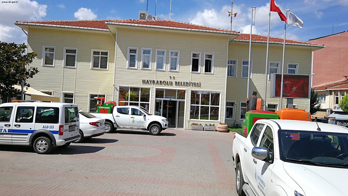 1997 Hayrabolu Ziraat Odası Yönetim Kurulu Başkanı seçildi. Aynı zamanda Türkiye'nin en genç Ziraat Odası Başkanı oldu. <br>1999 yılı Mahalli İdareler Seçimleri’nde Hayrabolu İl Genel Meclis Üyesi olarak görev yaptı. 2002 yılı genel seçimlerinde Tekirdağ milletvekili adayı oldu.