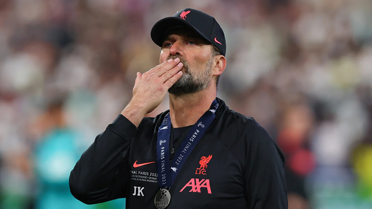 "Bunun olacağını biliyordum. Ben Almanım. Almanya'daki insanların Red Bull'un futbola katılımı hakkında ne düşündüklerini biliyorum. Red Bull'u seviyorlar. Her alanda. Ama futbolda? Hayır. Neyse, onlar öyle yapmak istiyorlar. Komik olan, böyle bir tepki sadece Almanya'da oldu. Ama sorun değil, herkes istediğini düşünebilir. Kimseye zarar vermediğim sürece, istediğimi yapmamı kabul etmeleri gerekir. Bu arada, insanların benim belirli bir kulüp için yaptıklarımı hatırlamalarını beklemiyorum. Şu anda Mainz stadyumundaki insanlar... ben oradayken (1990-2001 yılları arasında oyuncu, ardından yedi yıl koç olarak) onlar daha çocuktu, bu yüzden ebeveynleri onlara benim kim olduğumu anlatmak zorunda kaldı. Durum bu, kesinlikle sorun yok. Herkesin yaptıklarımı beğenmesini beklemiyorum. Doğru nedenlerle, benim için doğru nedenlerle yapmam gerekiyor. Bu arada, Liverpool'da insanlar yaptığım şeyden çok memnunlar çünkü başka bir takımı çalıştırmıyorum. Daha iyi bir tepki alabileceğim bir iş var mı? Yabancı bir ülkeye, İtalya'ya veya İspanya'ya gitsem, insanlar ‘Aman Tanrım, bu harika’ derlerdi. Bayern veya başka bir yere gitsem, özellikle Dortmund taraftarları ' Bunu sevmedim!' derlerdi. 57 yaşında Liverpool'da işimi bitirdim. İşimi bitirmeyeceğime yüzde 100 emindim. Yedi ay kadar ara verdim. Çok keyif aldım, vay canına!"<br>