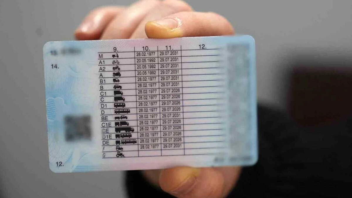 Ehliyetini yenilemek isteyenlerin;<br><br>eski sürücü belgelerini ibraz etmeleri,<br><br>15 liralık başvuru ücretini ödemeleri,<br><br>yetkili sağlık kuruluşlarından alınmış sürücü sağlık raporunu sunmaları,<br><br>son 6 ay içinde çekilmiş bir biyometrik fotoğraf getirmeleri ve<br><br>Merkezi Nüfus İdaresi Sistemi'nde (MERNİS) kayıtlı açık adreslerini bildirmeleri gerekiyor.<br>