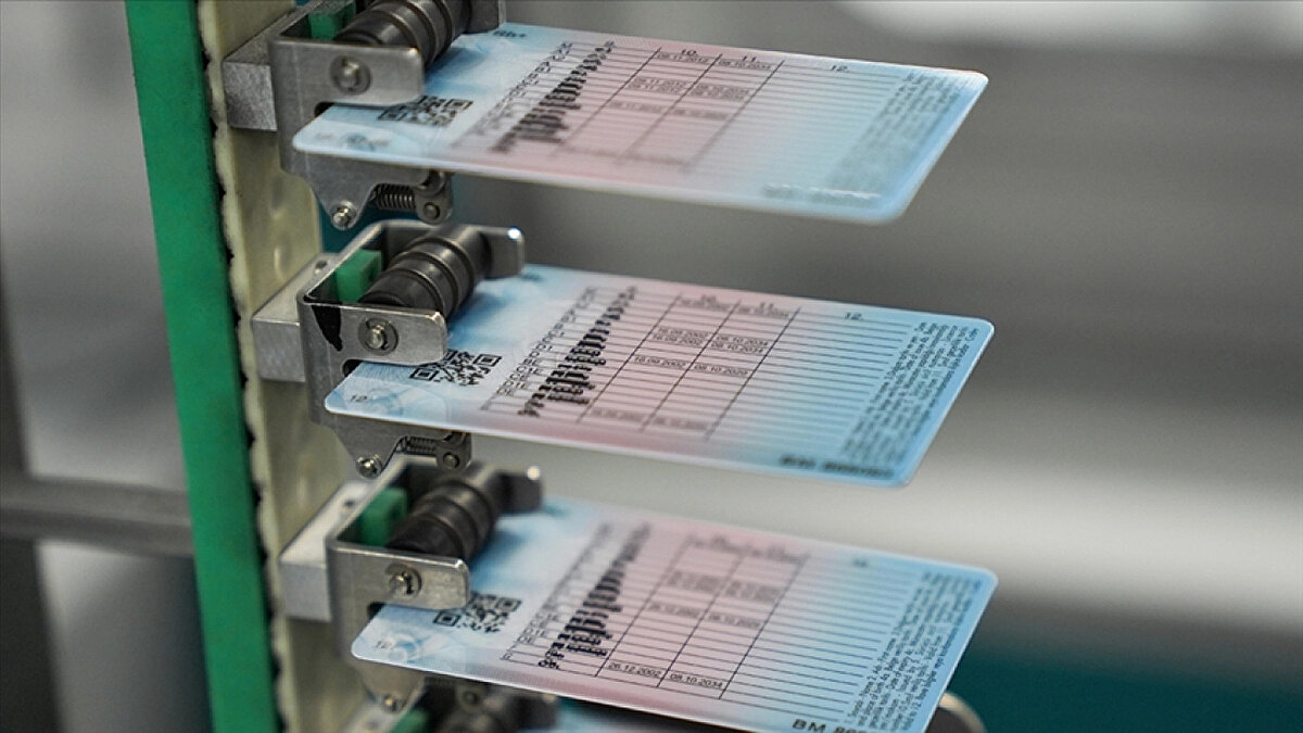 EHLİYET YENİLEME BAŞVURUSU NASIL YAPILIR?<br><br>Sürücü belgesini yenilemek isteyenler, Alo 199 Çağrı Merkezi, mobil uygulama veya "nvi.gov.tr" üzerinden randevu alarak gerekli evrakları tamamlayıp nüfus müdürlüklerine başvurabiliyor.<br>