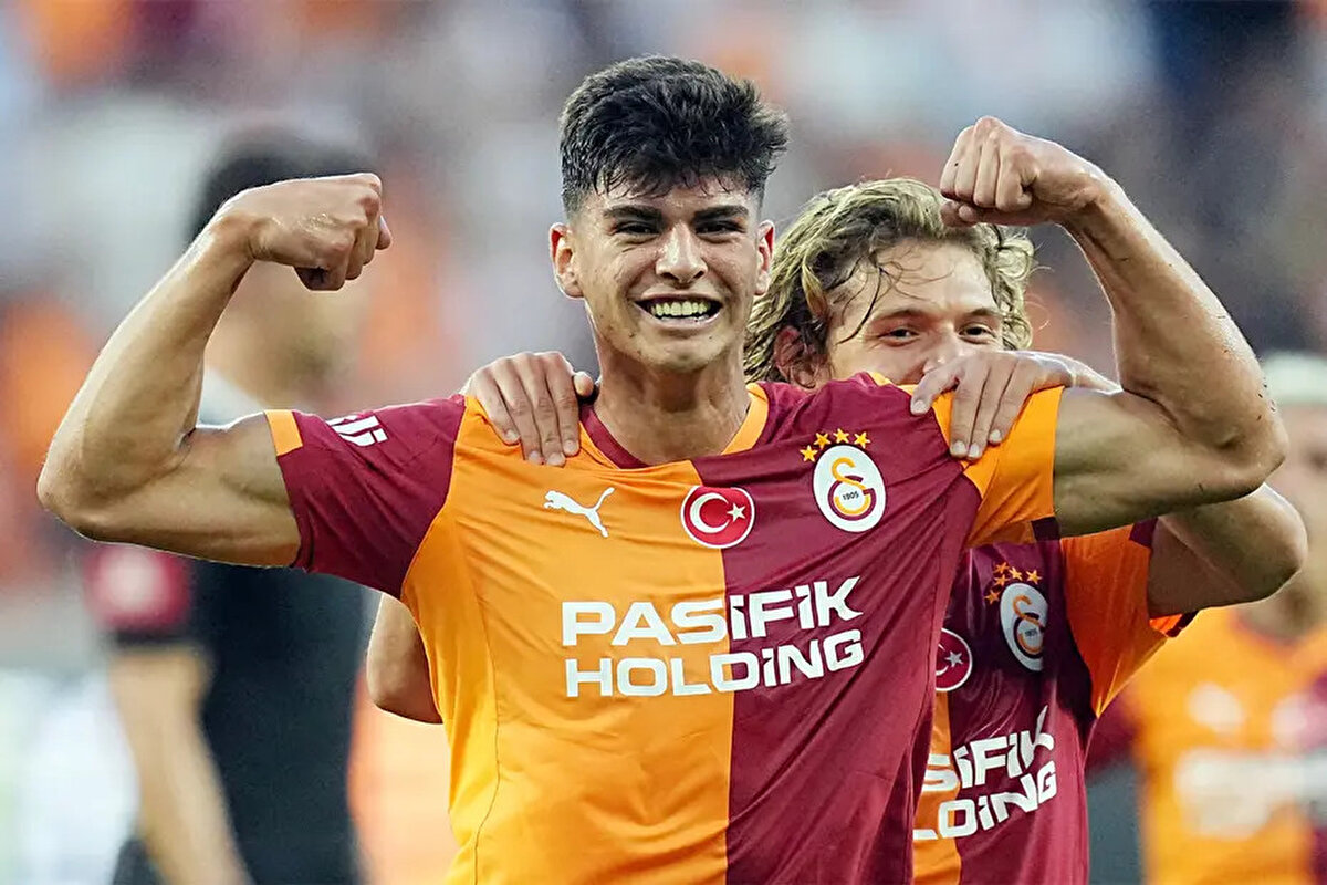 ARDA ÜNYAY: “SAMİ YEN'DE İNTİKAMINI ALACAĞIZ”<br><br>Asıl önemli olanın gelişimleri olduğunu aktaran Arda Ünyay, "Burası çok güzel bir organizasyon. Yenmek, yenilmek önemli ama asıl önemli olan gelişmemiz, sahadaki olgunluğumuz. Burada gelişmek için, maç kondisyonu için oynadım. Biz Galatasaray'ız, çıktığımız her maçta bunun ciddiyetinin farkında olmalıyız. Bugün yenildik ama çok şey öğrendik. İnşallah bu akşam Sami Yen'de intikamını alacağız" ifadelerini kullandı.