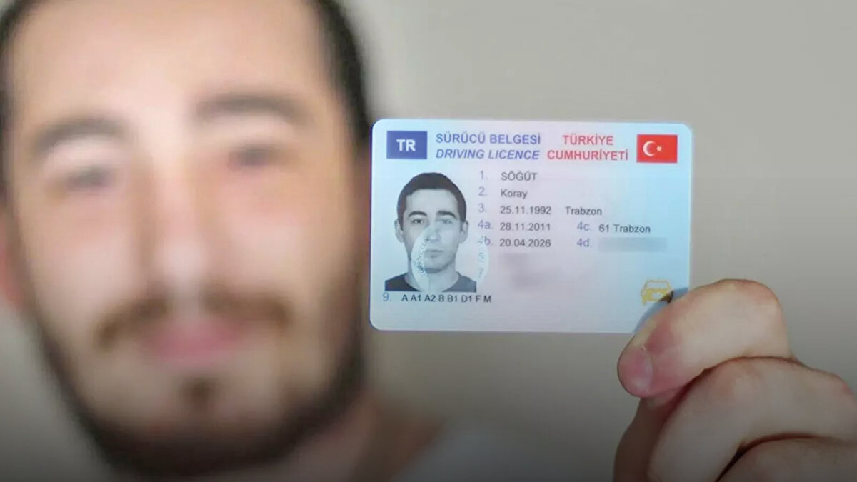 EHLİYET YENİLEME SÜRESİ UZATILDI<br><br>Eski tip sürücü belgelerinin 31 Ekim 2025 tarihine kadar uzatıldığı bildirildi.<br><br>İçişleri Bakanı Ali Yerlikaya sosyal medya hesabından yaptığı açıklamada ''Bu tarihten sonra eski tip sürücü belgeleri kullanılamayacak ve eski tip sürücü belgesi yenilemek isteyen vatandaşlarımız, indirimli ''harç değeri kağıt'' ve ''hizmet bedelinden'' YARARLANAMAYACAKTIR. '' açıklamasında bulundu.