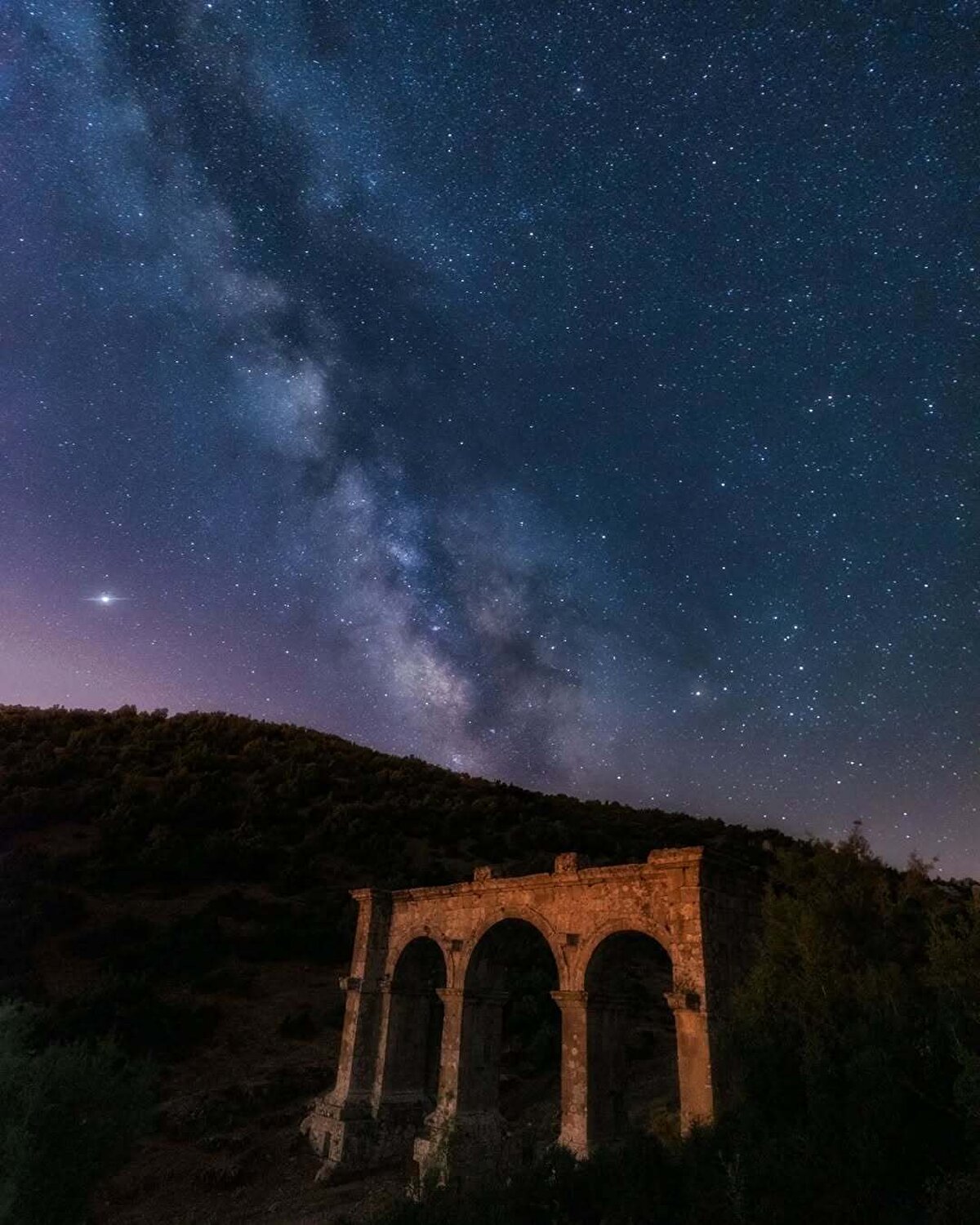 Şehir kapısı, üç kemerli ihtişamıyla Severus Alexander Dönemi’nden kalma bir anıt olarak göz kamaştırıyor. Ayrıca kentin içinde iki küçük kilise ve kuzeybatısında bir diğer kilise kalıntısı bulunuyor. Batı yamacında yer alan Antik Roma Yolu ise Termessos’tan başlayarak Ariassos’un batı kapısına kadar uzanıyor ve Roma döneminin izlerini taşıyor.