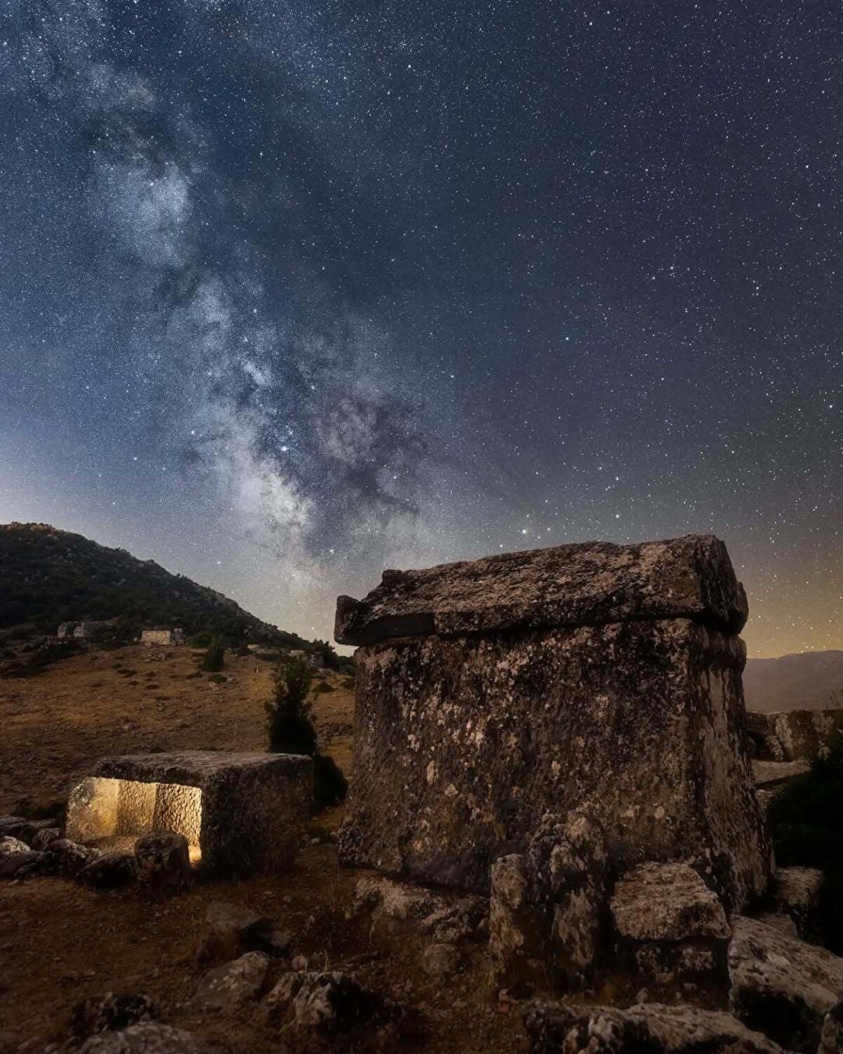 Tarihi dokusuyla olduğu kadar eşsiz dağ havasıyla da büyüleyen Ariassos Antik Kenti, hem tarihe dokunmak hem de doğayla iç içe bir gün geçirmek isteyenleri bekliyor. Gün batımında veya gece, bu kadim şehri bir de yıldızların altında deneyimlemeye ne dersiniz?