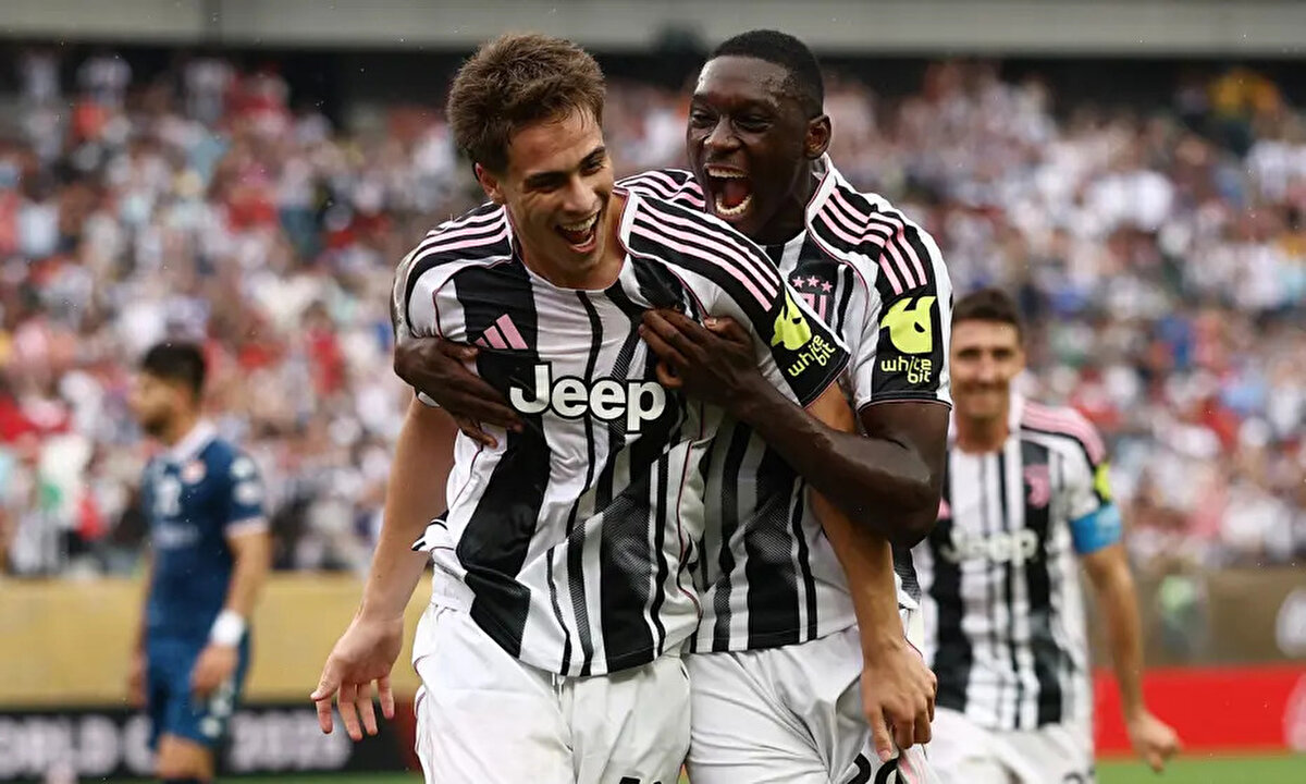 Juventus'un Kenan Yıldız'ı 80 ila 100 milyon euro arası bir bedelden aşağı bırakmayacağı net bir şekilde belirtiliyor. Yaz transfer döneminde yaşanacak olaylar ve Dünya Kupası gibi faktörlerin futbolcunun değerini 120 milyon euroya kadar çıkaracağı ifade ediliyor. Arsenal'den an itibarıyla Juventus'un belirlediği rakama cevap vermesi bekleniyor. İngiliz ekibinin bu rakamlara transferi bitirmesi durumunda Kenan Yıldız, bonservisine en çok para ödenen Türk futbolcu olarak tarihe geçecek.<br><br>