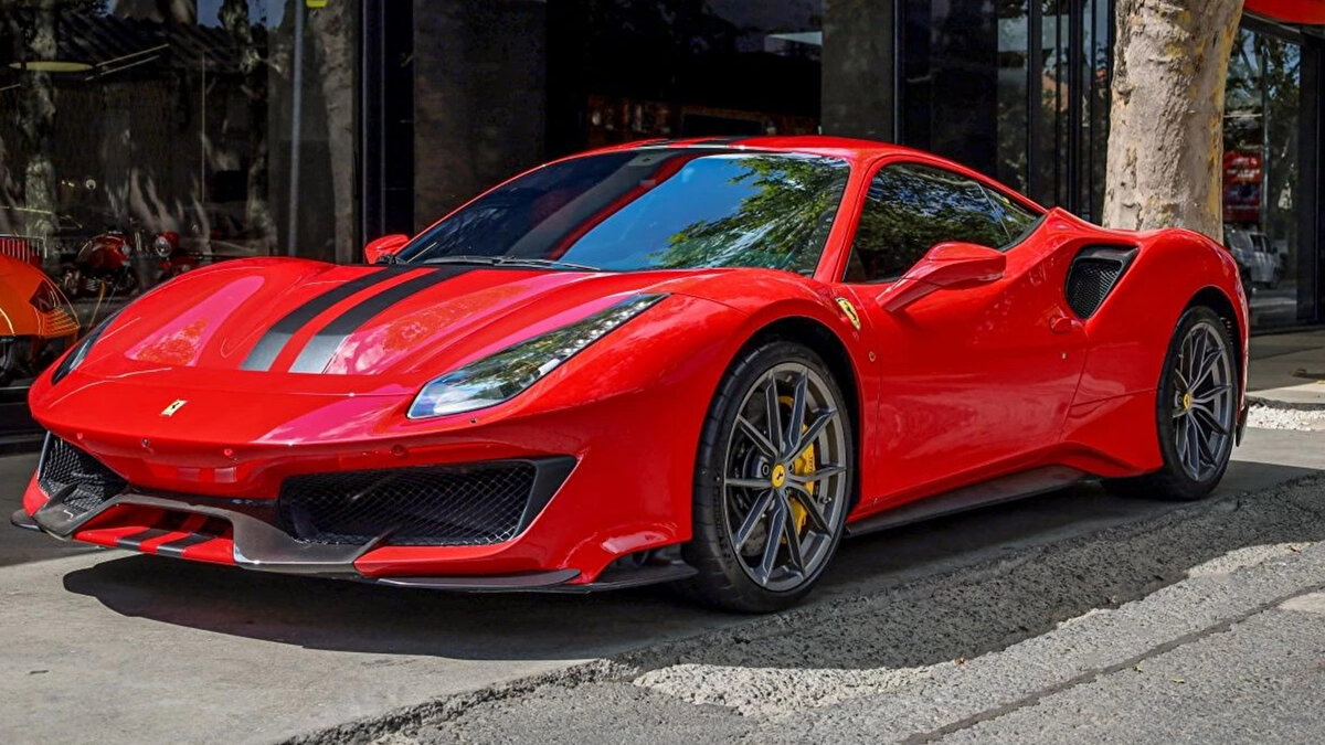 Yapılan incelemelerde, bazı şirketlerin vergisini ödemeden yurda soktukları araçları, aslında prototip ve test sürüşleri için verilen “T” plaka ile Türkiye’de kullanıma sunduğu ortaya çıktı.