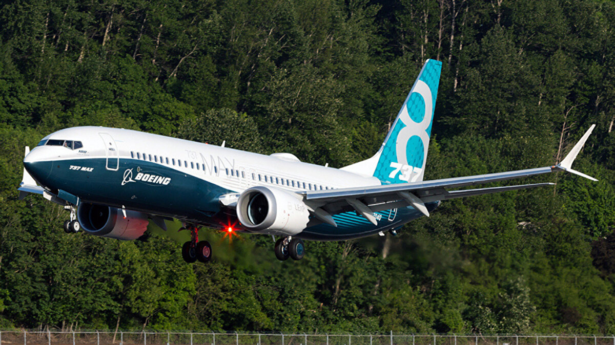 Güvertesi tasarlanan yeni uçak, henüz planlama aşamasında bulunuyor. Federal Havacılık İdaresi’nin (FAA) onayı beklenirken, kurumun Boeing üzerindeki denetimleri gevşetmesi dikkat çekiyor.