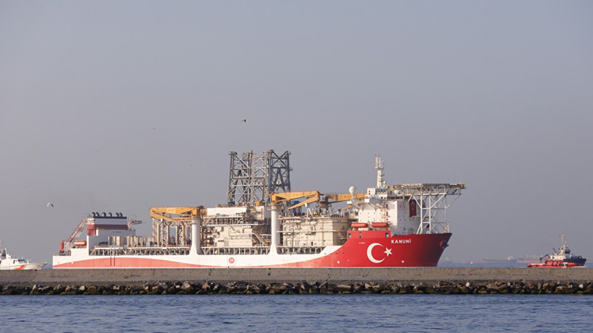 Akdeniz’de görev alacak<br>Bakan Bayraktar, sosyal medya hesabından yaptığı paylaşımda şu ifadeleri kullandı:<br><br>“Filomuza kattığımız iki yeni sondaj gemimizden ilki Mersin Taşucu’na ulaştı. 12 bin metreye kadar sondaj yapabilme kabiliyetine sahip gemimiz Akdeniz’deki operasyonlarımızda görev yapacak.”