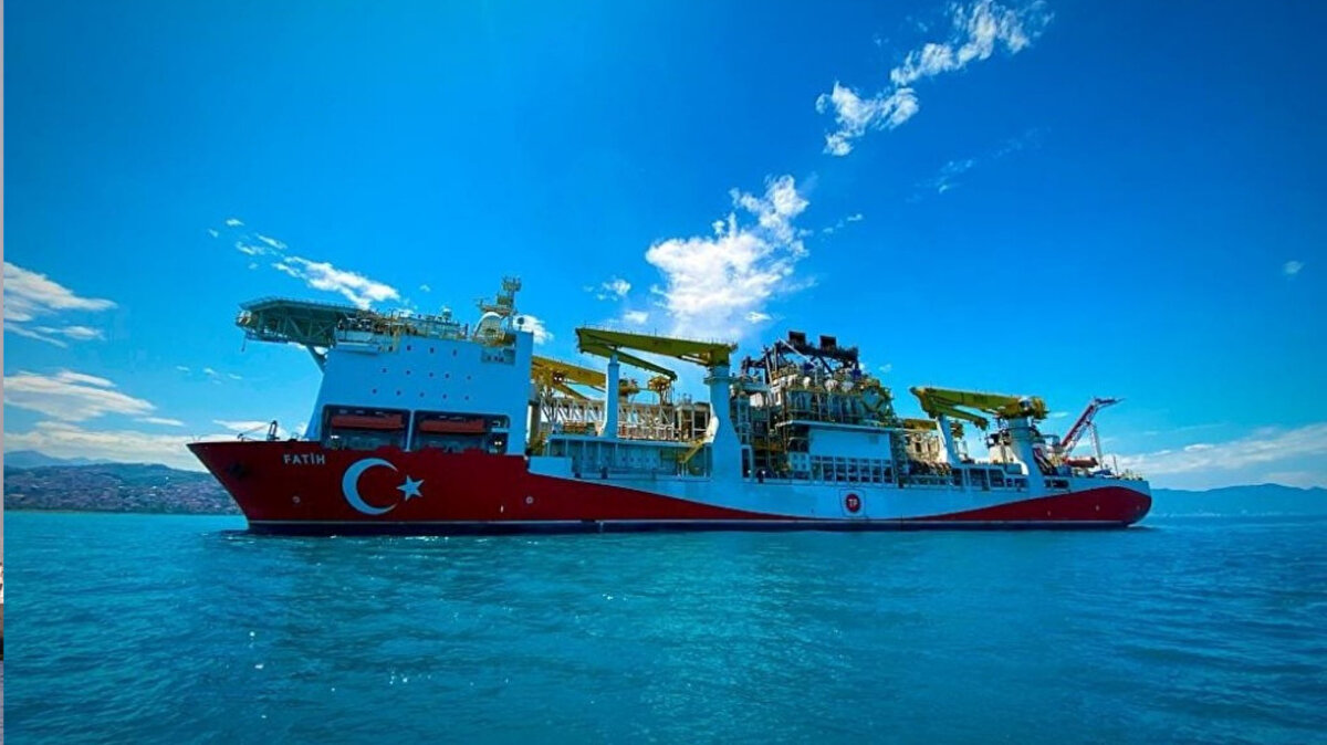 İkinci gemi yıl sonuna kadar gelecek<br>Bayraktar açıklamasında ayrıca şunları söyledi:<br><br>“İkinci sondaj gemimiz de yıl sonuna kadar ülkemize ulaşacak. Böylece Türkiye, dünyanın en büyük 4. derin deniz sondaj filosuna sahip olacak. Bu hamle, enerjide tam bağımsızlık hedefimize bir adım daha yaklaştığımızın göstergesi.”