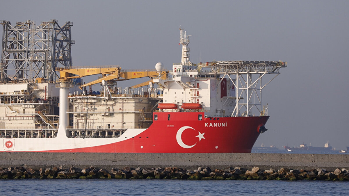 Türkiye’nin enerji filosu büyüyor<br>Cumhurbaşkanı Recep Tayyip Erdoğan’ın temmuz ayında açıkladığı hamleyle Türkiye’nin derin deniz sondaj gemisi sayısı 4’ten 6’ya çıkarılmış oldu.<br><br>Fatih<br><br>Yavuz<br><br>Kanuni<br><br>Abdülhamid Han<br>şu anda Karadeniz’deki Sakarya Gaz Sahası’nda görev yapıyor.<br><br>Oruç Reis ve Barbaros Hayrettin Paşa ise sismik araştırma gemileri olarak aktif faaliyetlerine devam ediyor.