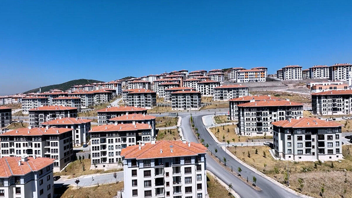 Paylaşımında, Cumhurbaşkanı Erdoğan'ın duyurduğu 500 bin konutluk "Yüzyılın Konut Projesi"nin hazırlıklarının tamamlandığını vurgulayan Kurum, "Burası İlk Evim projesiyle hayata geçirdiğimiz Fethiye Seydikemer TOKİ evleri. Niyazi kardeşimizin, Güllü ablamızın heyecanına, mutluluğuna bakar mısınız? Bu mutluluğu tüm vatandaşlarımızın gözünde görmek için, 500 bin yeni konut için TOKİ ile hazırlıklarımız tamam" ifadesini kullandı.