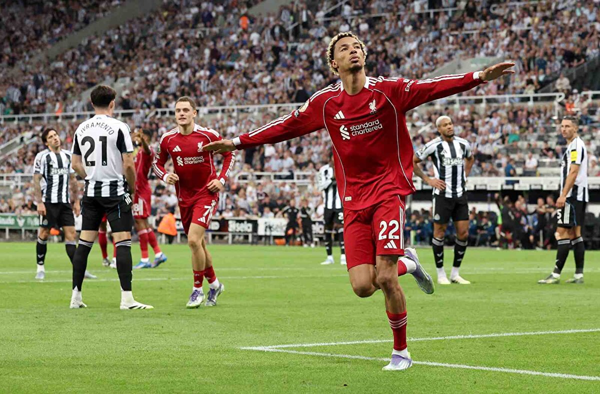 "LIVERPOOL'UN ÇÖZMESİ GEREKEN BİR ZAYIFLIK"<br><br>"Yani bu kesinlikle Liverpool'un er ya da geç çözmesi gereken büyük bir zayıflık.<br>İyi oynamanın çok zor olduğu bir atmosfer olacak. Bence ideal durum, Liverpool'un ilk 20 dakika boyunca topa sahip olması. Seyirciyi biraz susturmaya çalışması. Önce savunmaları gereken gerçekten zor bir maçmış gibi davranmaları."<br><br>