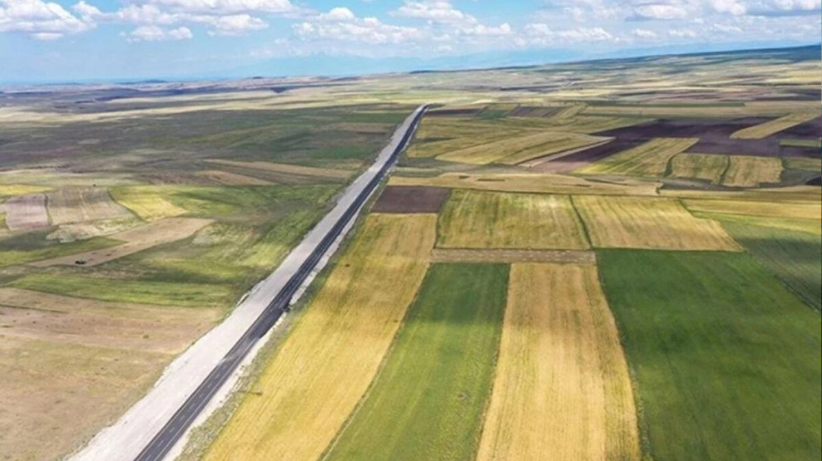 <br><br>Muhammen bedeli 25.000.001 - 50.000.000 TL arası olan her arsa için ayrı ayrı 3.000.000-TL<br><br>Muhammen bedeli 50.000.001 - 100.000.000 TL arası olan her arsa için ayrı ayrı 5.000.000-TL<br><br>Muhammen bedeli 100.000.000 TL’ den büyük olan her arsa için 10.000.000-TL katılım teminatı ödenmesi gerekiyor.<br>