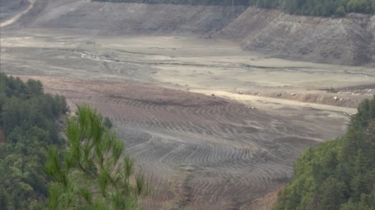 BUSKİ’den yapılan yazılı açıklamada, “Yaşanan küresel ısınmaya bağlı iklim değişiklikleri sonucu ortaya çıkan kuraklık nedeniyle su kaynaklarımızda ciddi azalma yaşanmıştır. Baraj doluluk oranlarının kritik seviyeye düşmesi sebebiyle planlı su kesintileri yapılması zorunlu hale gelmiştir” ifadelerine yer verildi.