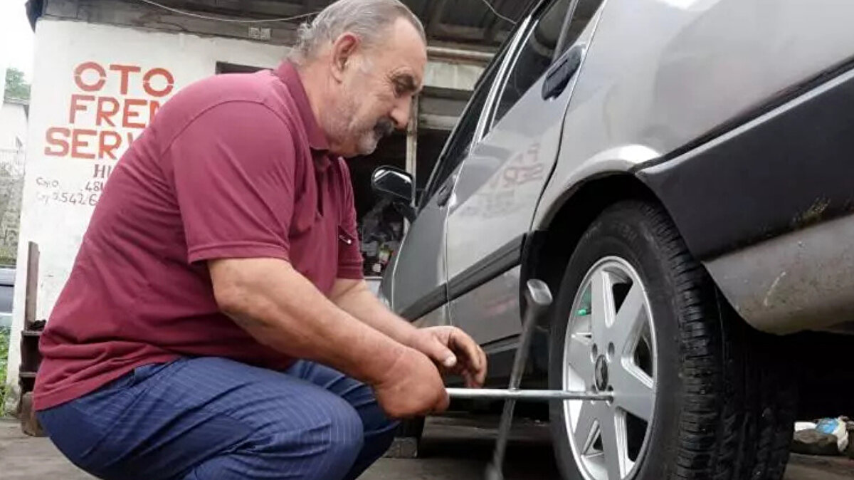 <br><br>Elimden geldiği kadar da burada çalışıyorum. Yaşım 68 oldu, yıllarca arabalarla uğraşıp bu paraları ödeme şansım yok. İnşallah bulunacaklar. Paramın bu kişilerden alınıp bankadaki ödemelerin yapılmasını istiyorum" diye konuştu.<br>