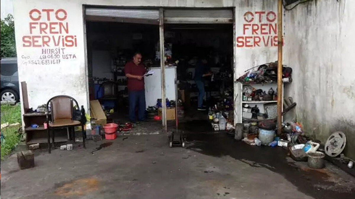 <br><br>Hırsızların bulunmasını isteyen Özarslan, "Yeni telefon aldım. Tüm banka hesaplarımı dondurdum. Yeni telefonuma şifre de koydum. Bu kişiler şifreleri kırıp her şeyi yapıyormuş. Her şeyi takside bağladım ödemeleri yapıyorum. Bu hırsızların bir an önce bulunmasını talep ediyorum. Emekli maaşıyla geçinen biriyim. <br>