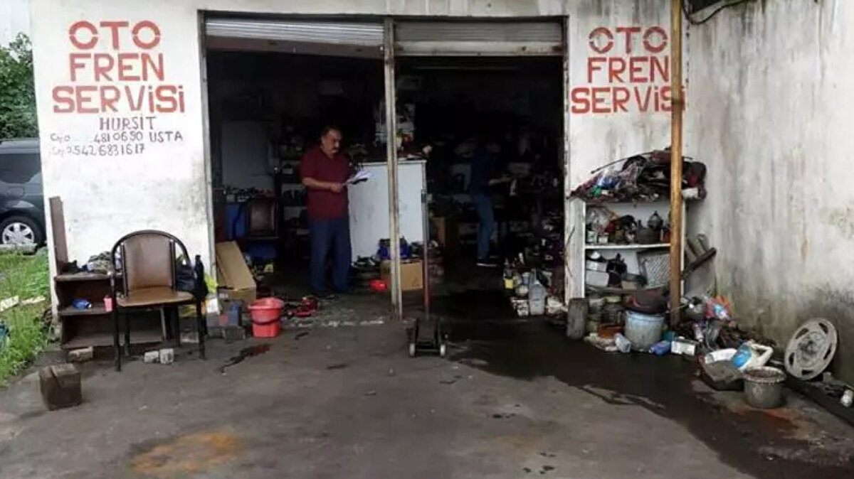 Özarslan, birkaç gün sonra mobil banka hesabından 30 dakika içinde 300 bin TL kredi, 76 bin TL nakit avans çekilip, 25 bin TL harcama yapıldığını fark etti, jandarmaya gidip şikayette bulundu. İncelemelerde, çekilen paranın 2 farklı isme havale edildiği tespit edildi.