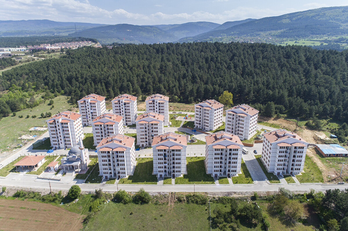 Halihazırda Türkiye genelinde 280 bin sosyal konutun inşa çalışmaları da devam ediyor.<br>