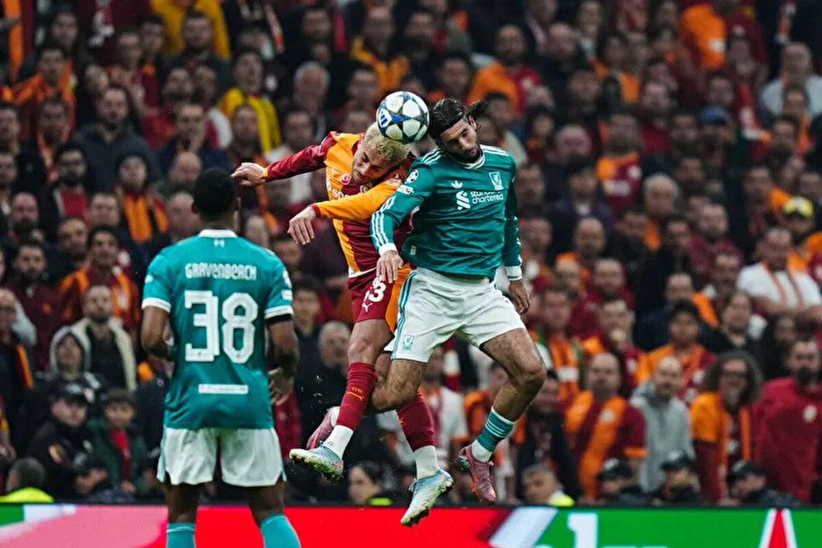 Rams Parkta oynanan mücadeleye Galatasaraylı taraftarların yoğun ilgisi vardı. Stadyumda 50.000'in üzerinde taraftar yerini aldı.