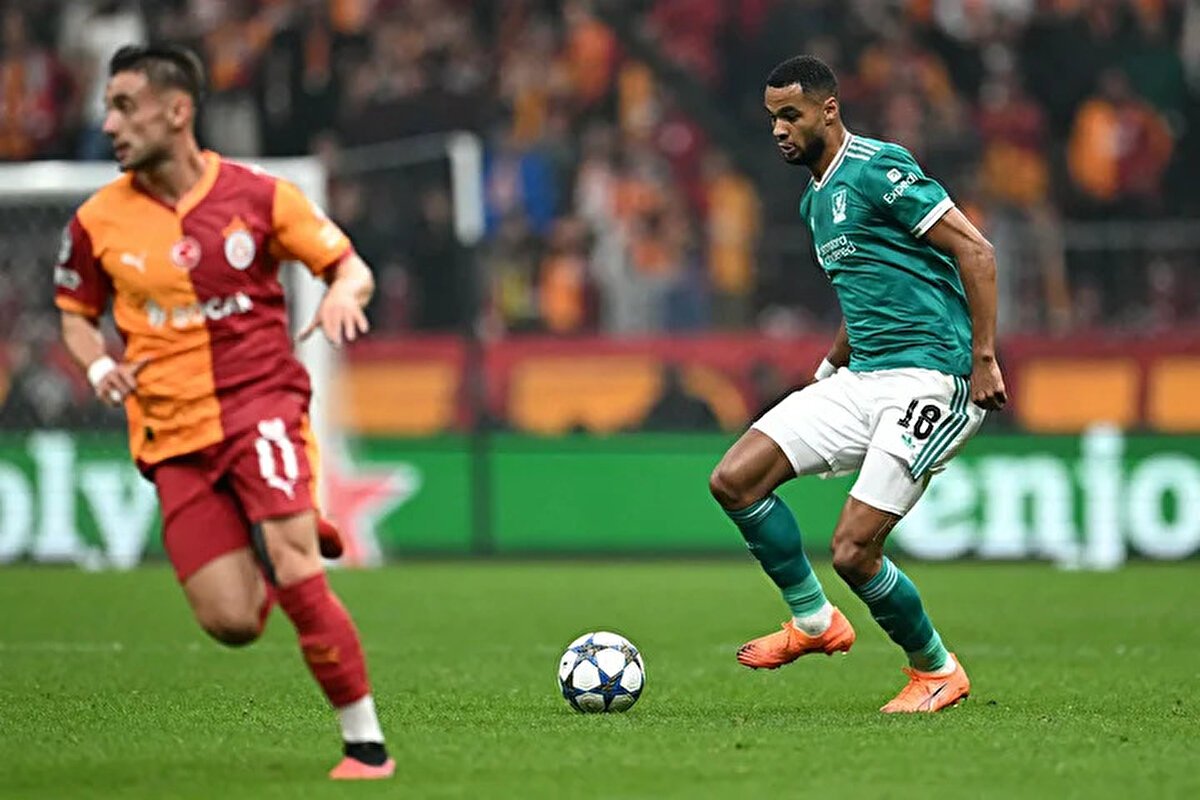 Taraftarın yoğun ilgi gösterdiği karşılaşmada dikkat çeken bir görüntü ortaya çıktı. Liverpool'un yıldızı Muhammed Salah yoğun ıslıktan dolayı kulaklarını tıkadı.<br><br>