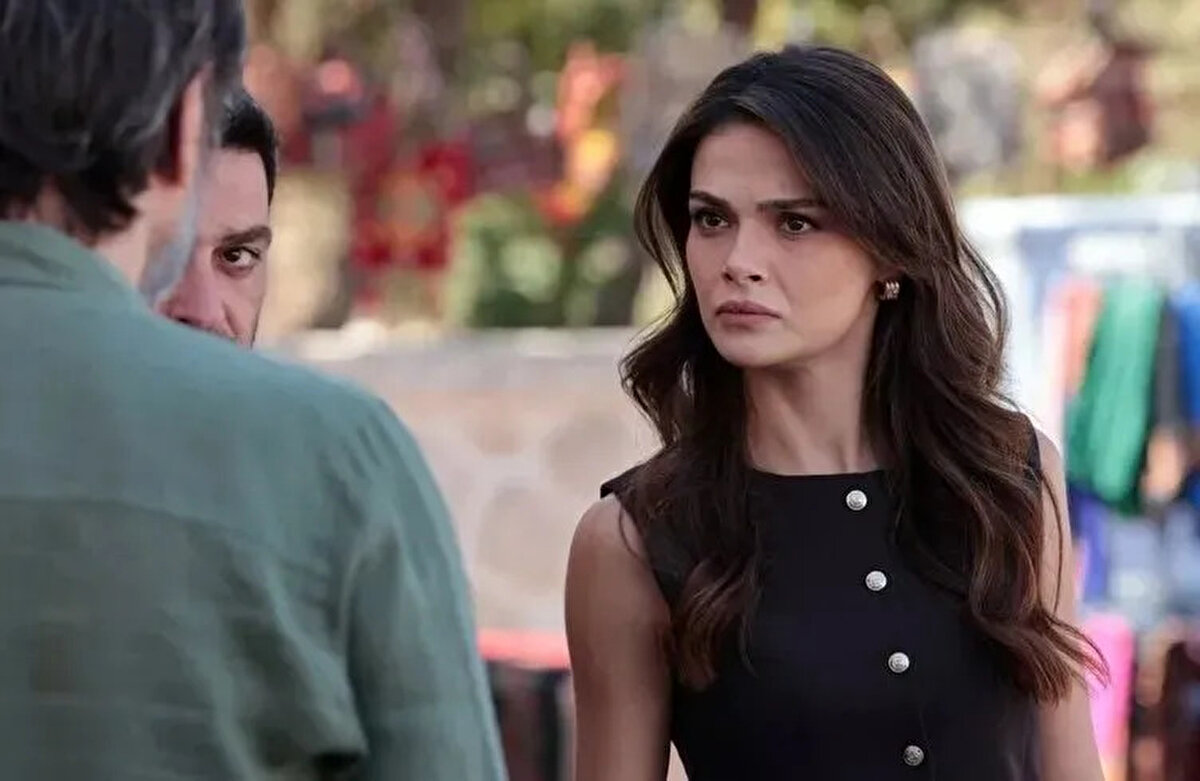 Uzak Şehir son bölümde neler oldu?<br><br>Geçtiğimiz hafta ekrana gelen bölümde, Alya Boran’ın yaşadığının ortaya çıkması dizide büyük bir kırılma noktası oldu. Bu gelişme Cihan’ın hayatında derin yaralar açarken, onu zorlu bir çıkmazın içine sürükledi. Kardeşini İstanbul’da bırakmak istemeyen Cihan, gizlice Mardin’e götürme kararı aldı. Ancak bu karar hiç beklemediği tehlikeleri de beraberinde getirdi.