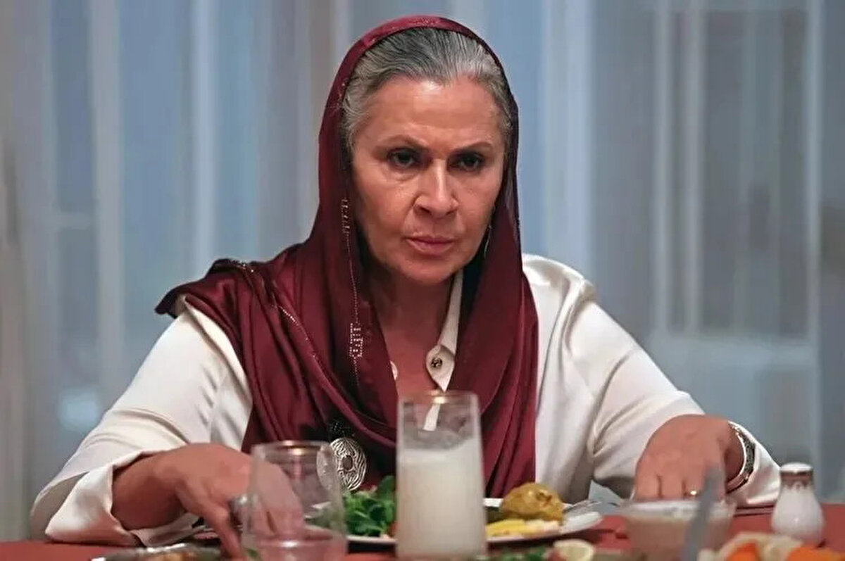 Cihan’ın aldığı riskli karar, Alya ile arasında görünmez bir duvar örülmesine yol açtı. Suçluluk duygusu Cihan’ı her geçen gün daha da zor bir noktaya sürüklerken, Alya ise onun değişiminin nedenini anlamaya çalıştı. Hissettiklerini Cihan’la paylaşan Alya, duyduğu cevapla tatmin olmadı. Fragmandan anlaşıldığı üzere Alya, artık tüm gerçekleri öğrenmeye çok yakın. Ancak bulacağı cevaplar onu mutlu edecek mi yoksa büyük bir hayal kırıklığı mı yaşatacak, bu soru şimdiden izleyicilerin gündeminde.