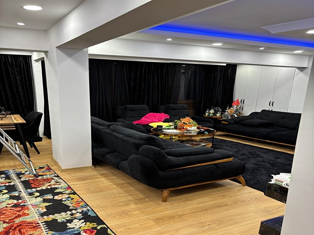 Kobra Murat, Güllü’nün cenazesinde de büyük bir tedirginlik yaşadığını şu sözlerle anlattı:<br><br>“Cenazede gördüm. Asistanıma dedim ki; ‘Bu kadın bana burada da bir şey yaparsa ben kendimi nasıl tutacağım?’ dedim. Çekine çekine köşede ağladım. Küçük Emrah gibi, sadece arkadaşımı uğurlamaya geldim.”