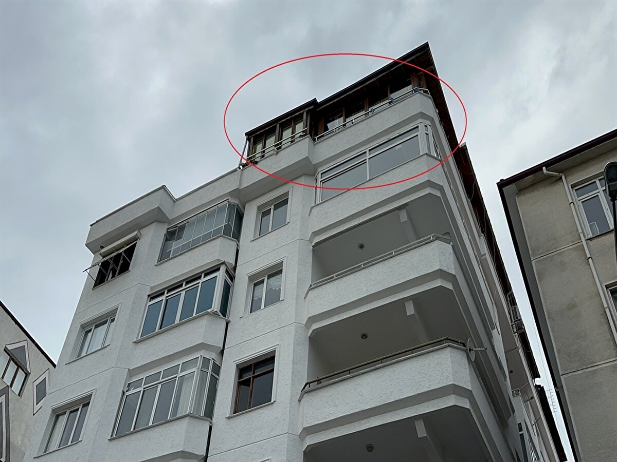 90’lı yıllarda çıkardığı albümlerle tanınan ve Roman müziğinin en güçlü kadın seslerinden biri olarak anılan Güllü, zamanla sahnelere geri dönmüş ve Çınarcık’ta çeşitli mekanlarda sahne almaya başlamıştı.