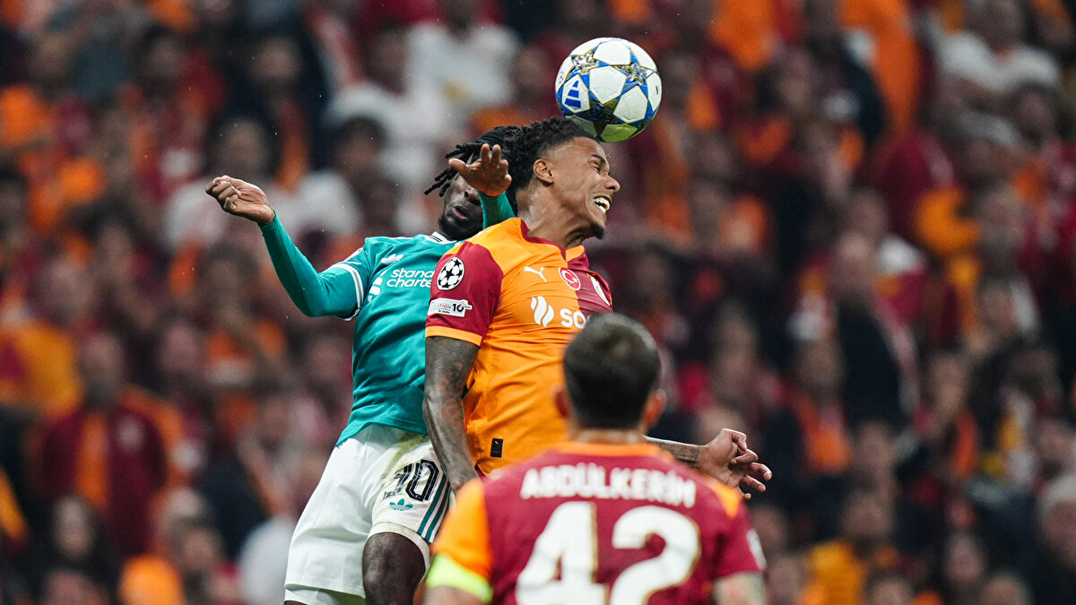 Steele, sosyal medya hesabından yaptığı paylaşımda, "Bir futbol maçında hatırlayabildiğim en gürültülü ve en düşmanca atmosfer bu sanırım. Kesinlikle çılgın bir yer" ifadelerini kullandı.