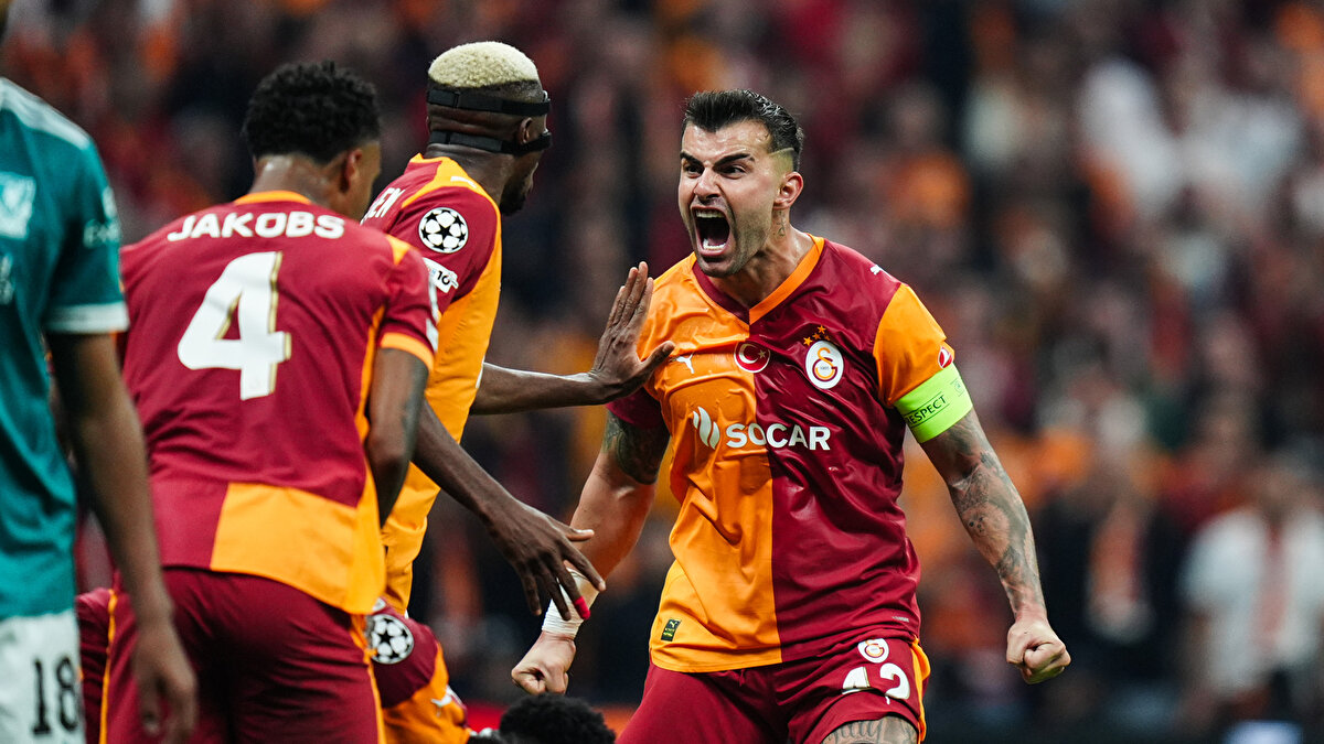 Maç sırasında tribünlerin atmosferi İngiliz gazeteci Lewis Steele’in dikkatini çekti.