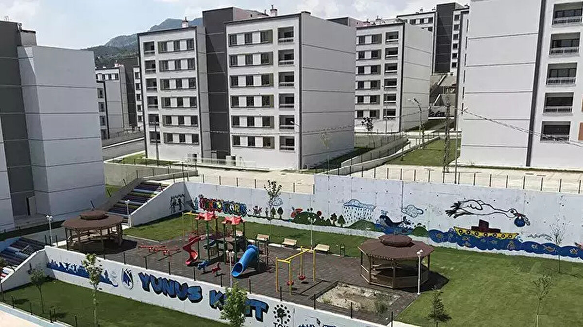 TOKİ 81 İl 500 Bin Konut Projesi Nedir?<br><br>TOKİ 500 bin sosyal konut projesi, Türkiye genelinde 81 ilde hayata geçirilecek. Amaç, dar gelirli vatandaşların uygun fiyatlarla ev sahibi olmasını sağlamak ve kira yükünü azaltmak. Proje kapsamında:<br><br>İlk kez kiralık sosyal konut uygulaması başlayacak.<br><br>Şehit yakınları, gaziler, emekliler, gençler ve 3 çocuklu aileler için özel kontenjan ayrılacak.<br><br>Sosyal konutların bir kısmı uygun kira bedeliyle vatandaşlara tahsis edilecek.<br><br>Cumhurbaşkanı Erdoğan yaptığı açıklamada, “Dar gelirli ailelerimizi rahatlatacağız, konut sahibi olmayan vatandaşlarımızın barınma ihtiyacını karşılayacağız.” dedi.