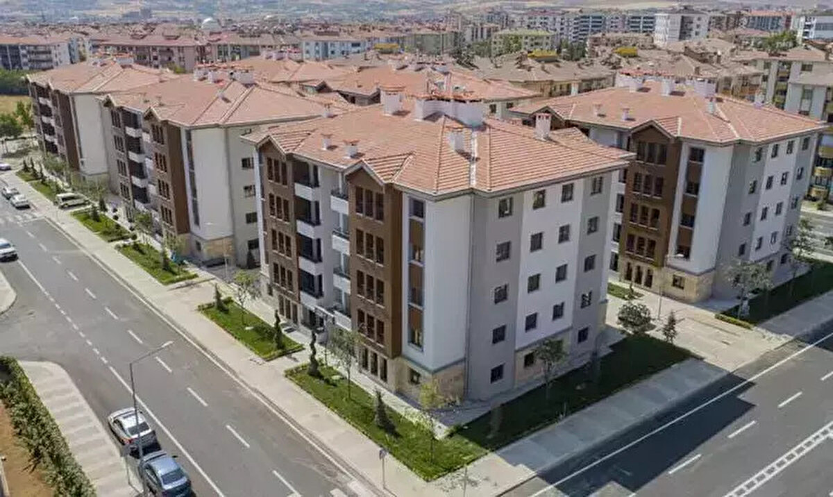 TOKİ 500 Bin Konut Başvurusu Ne Zaman?<br><br>29 Eylül tarihinde yapılan Kabine Toplantısı’nın ardından TOKİ 81 il 500 bin konut projesi resmi olarak duyuruldu. Ancak, başvuru tarihi henüz açıklanmadı. Başvurular, ilerleyen günlerde Toplu Konut İdaresi Başkanlığı (TOKİ) tarafından duyurulacak.