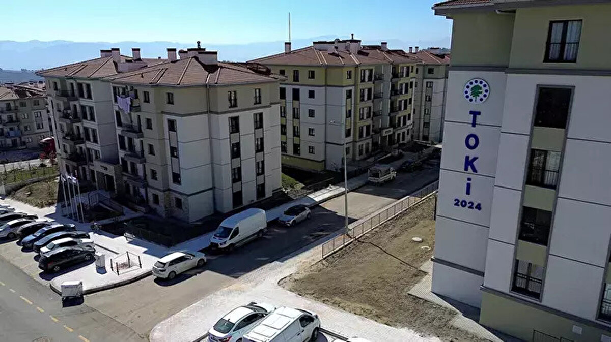 Cumhurbaşkanı Recep Tayyip Erdoğan’ın açıkladığı TOKİ 81 il 500 bin konut projesi, Türkiye’de sosyal konut seferberliğini yeni bir boyuta taşıyor. 81 ilin tamamında hayata geçirilecek proje ile milyonlarca dar gelirli vatandaşa ev sahibi olma ve uygun şartlarla kiralık konut edinme fırsatı sunulacak. Şehit yakınlarından emeklilere, gençlerden çok çocuklu ailelere kadar geniş bir kesime hitap edecek dev kampanya, uygun ödeme planları ve düşük taksitleriyle dikkat çekiyor. Peki TOKİ 81 il 500 bin konut projesi başvuruları ne zaman başlıyor? Kimler TOKİ 500 bin konut projesine başvurabilir?